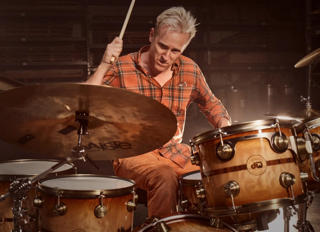 Josh Freese am Drumset